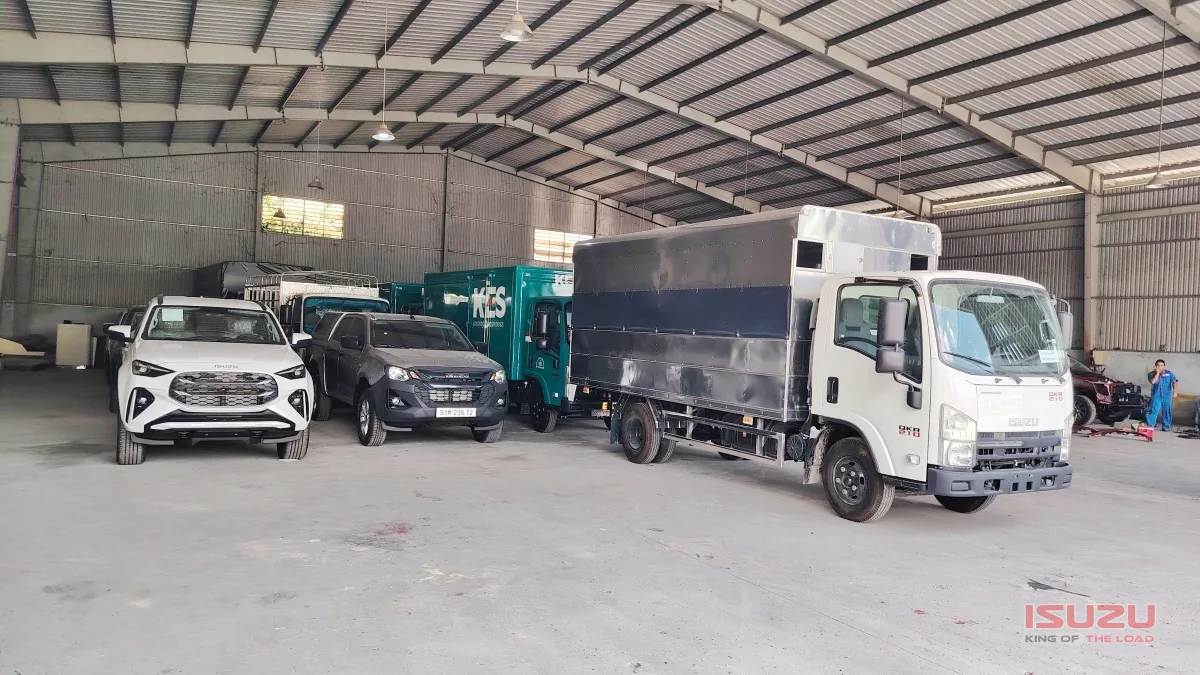 ên trong bãi đậu xe Isuzu Bình Dương – cơ sở chính hãng, rộng rãi, phục vụ khách hàng