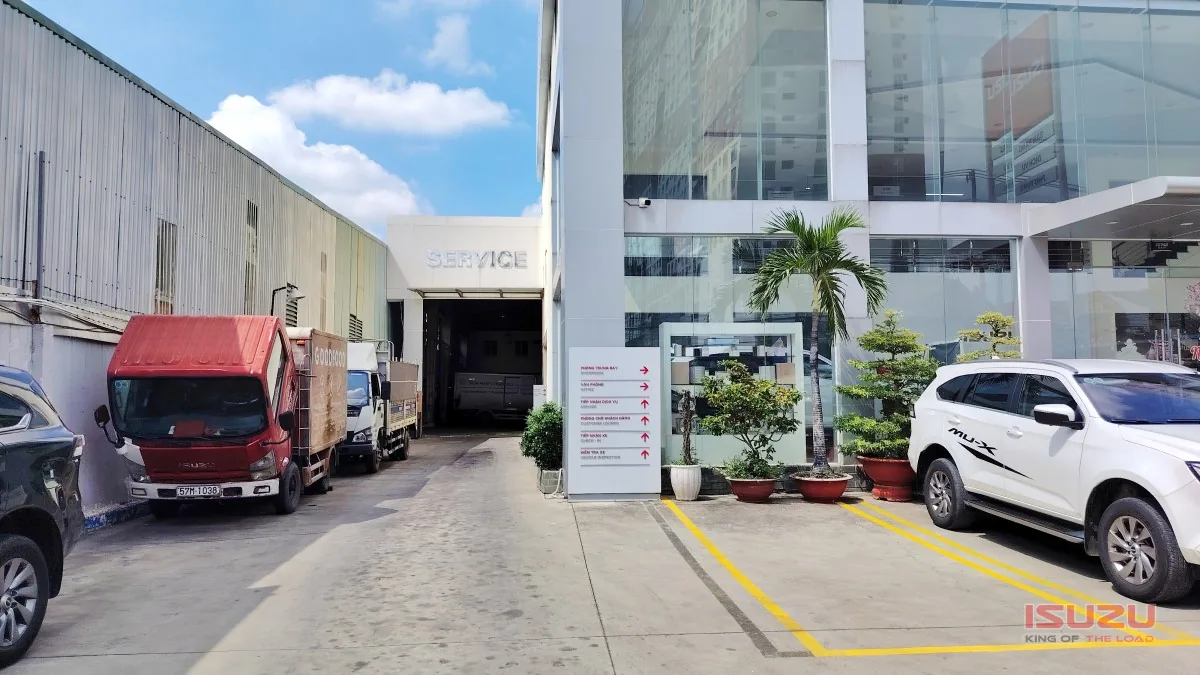 Lối vào khu Service Isuzu Bình Dương – tiếp nhận bảo dưỡng và sửa chữa xe tải chính hãng