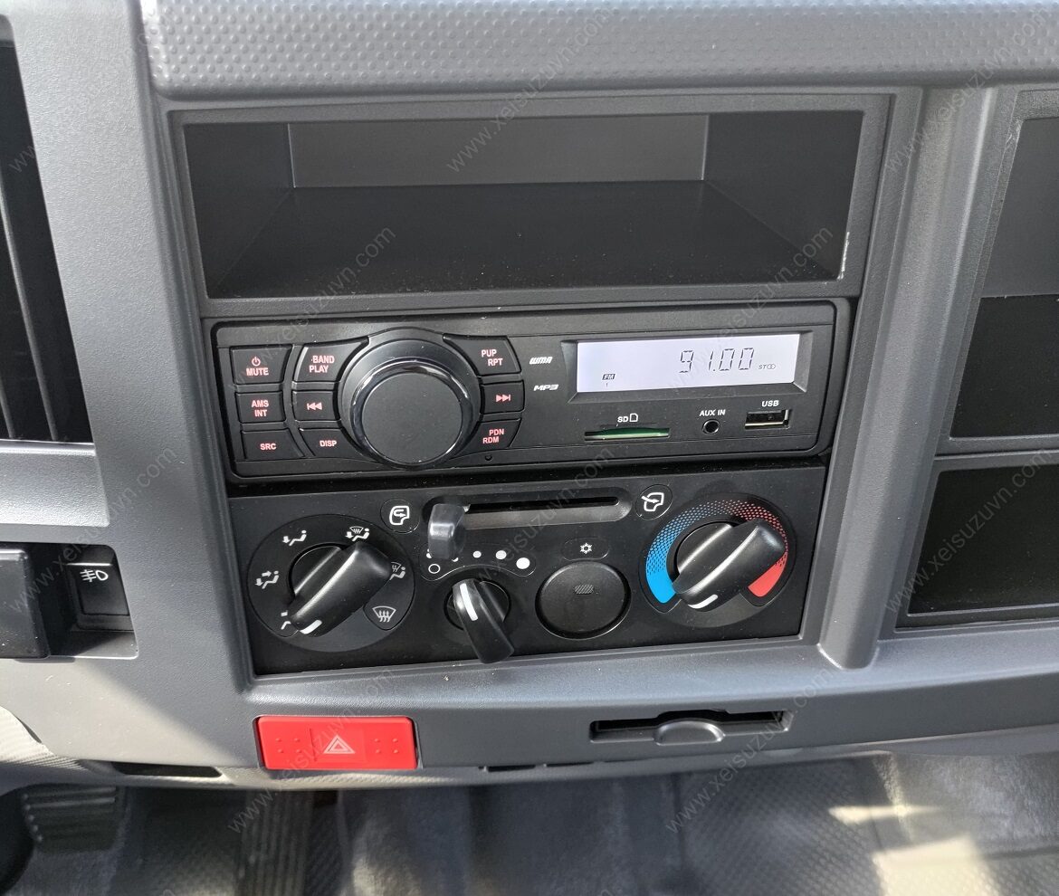 Hệ thống giải trí xe tải Isuzu 1.9 tấn gồm radio FM, USB, điều hòa 2 chiều.