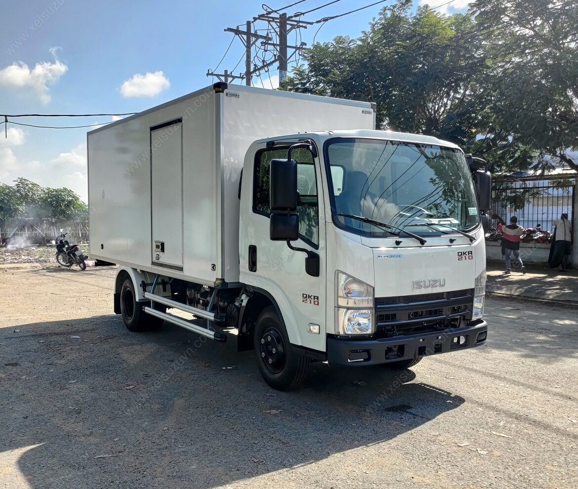 Ngoại thất xe tải Isuzu 1.9 tấn, cabin hiện đại, ga lăng lớn, hệ thống đèn Halogen.