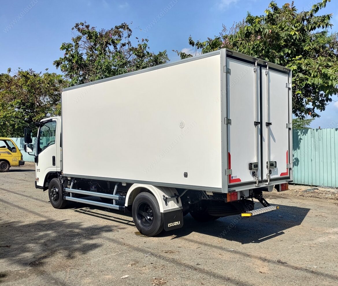 Xe tải Isuzu 1.9 tấn thùng kín composite bền, nhẹ, chống giột.