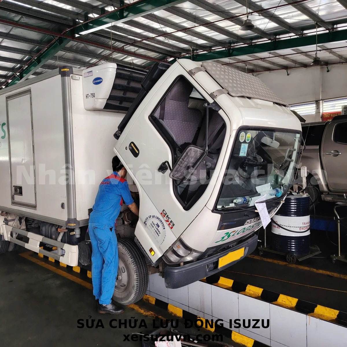 Sửa chữa lưu động Isuzu tận nơi - Kỹ thuật viên nữ Kỹ thuật viên sửa chữa lưu động isuzu