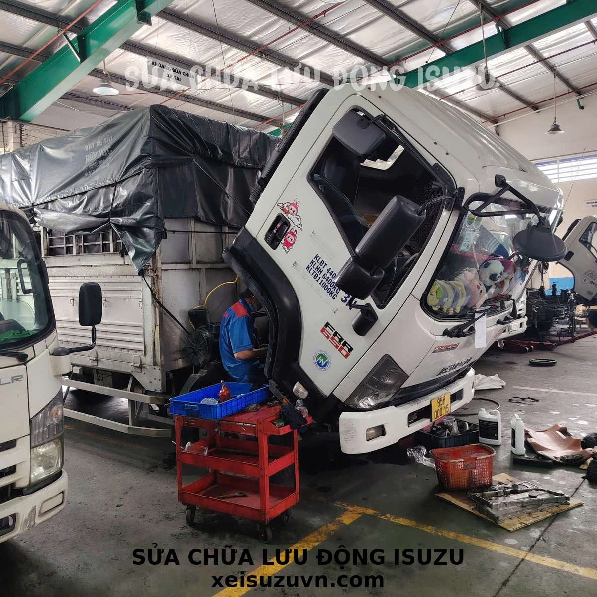 Sửa chữa lưu động xe tải Isuzu - kỹ thuật viên tận tâm Kỹ thuật viên nam sửa chữa hệ thống xe tải Isuzu