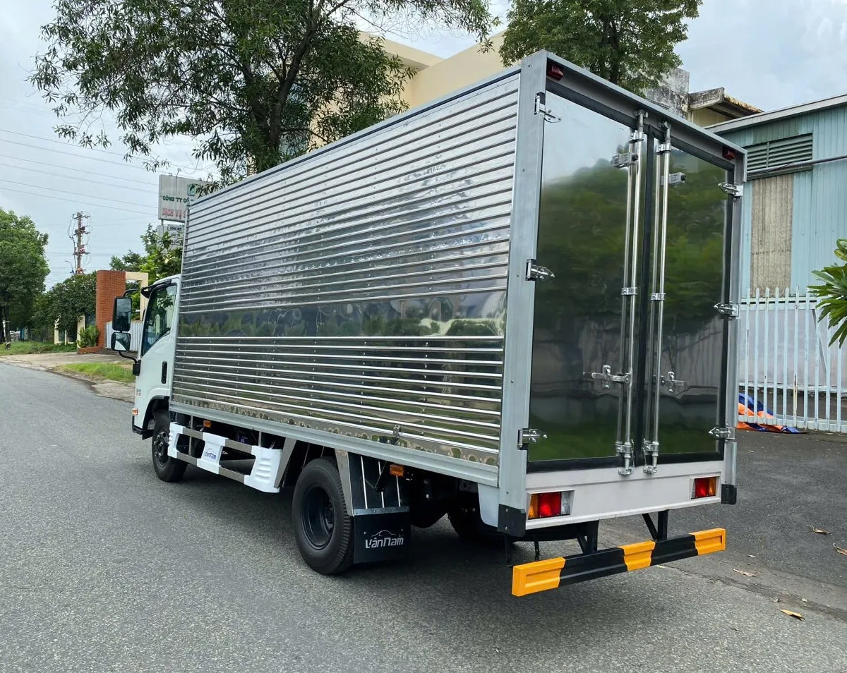 Thùng kín an lạc isuzu vân nam – chống giột 100%, sàn 2 lớp, ốp lườn nhôm đúc nguyên khối chắc chắn (góc sau)
