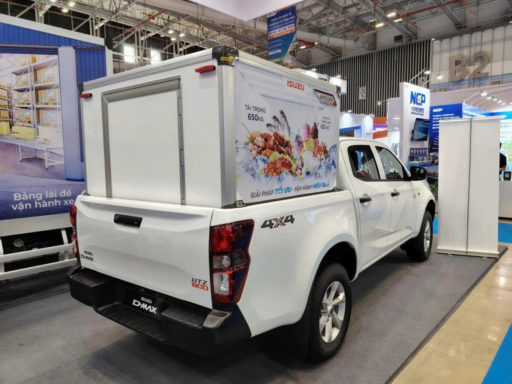 Xe bán tải thùng đông lạnh isuzu d-max utz – giải pháp giao hàng lạnh linh hoạt trong thành phố 4 Xe bán tải thùng đông lạnh isuzu d-max utz - góc chụp phía sau và thùng xe