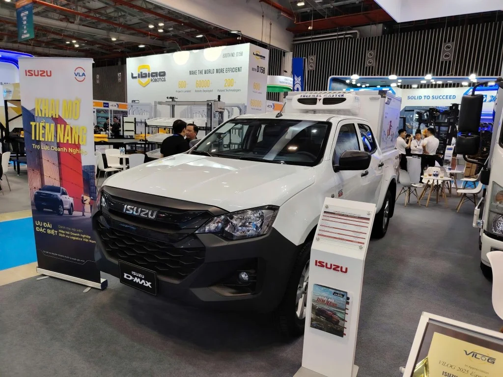 Xe bán tải thùng đông lạnh isuzu d-max utz – giải pháp giao hàng lạnh linh hoạt trong thành phố 3 Xe bán tải thùng đông lạnh isuzu d-max utz - góc chụp phía trước