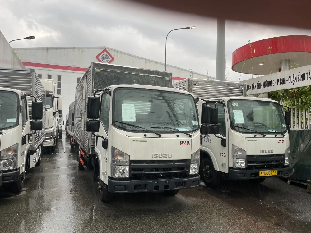 Giảm phí dịch vụ đăng ký xe tải – ai thực sự được hưởng lợi? 2 Xe tải isuzu qkr 210 thùng kín – các dòng xe được giảm phí dịch vụ đăng ký